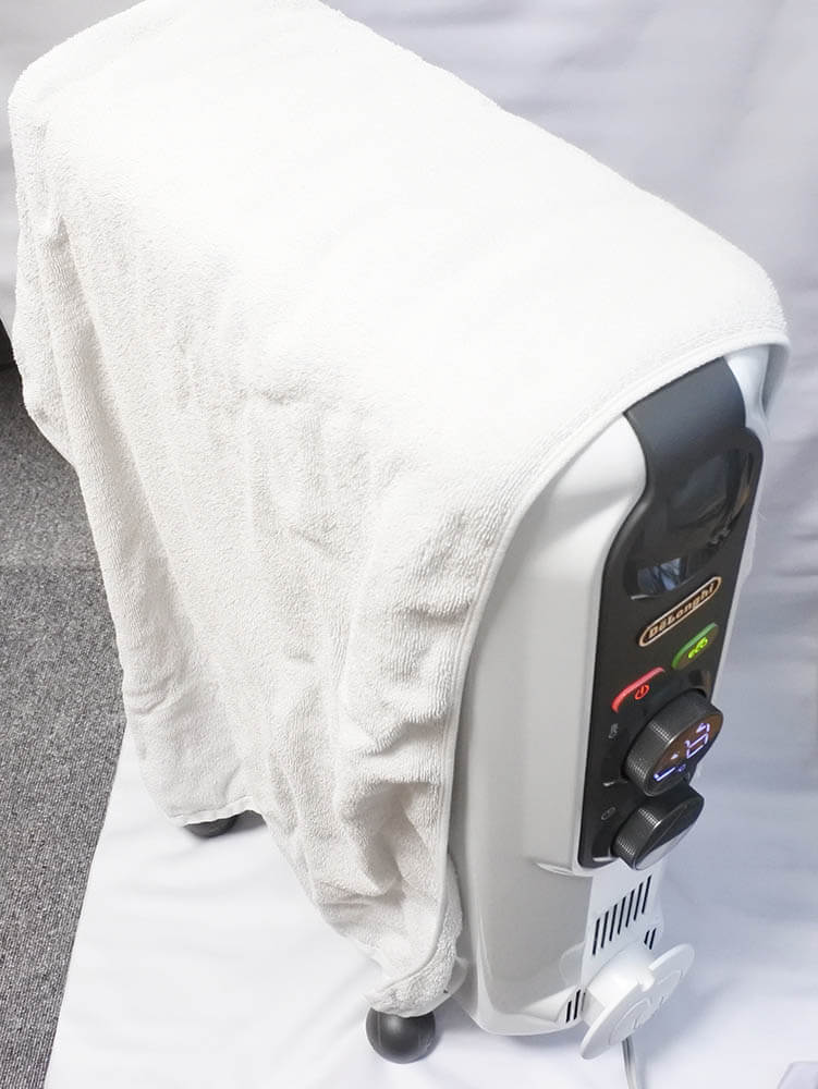 オイルヒーターの設定温度を最大にして上に濡れたバスタオルをかける